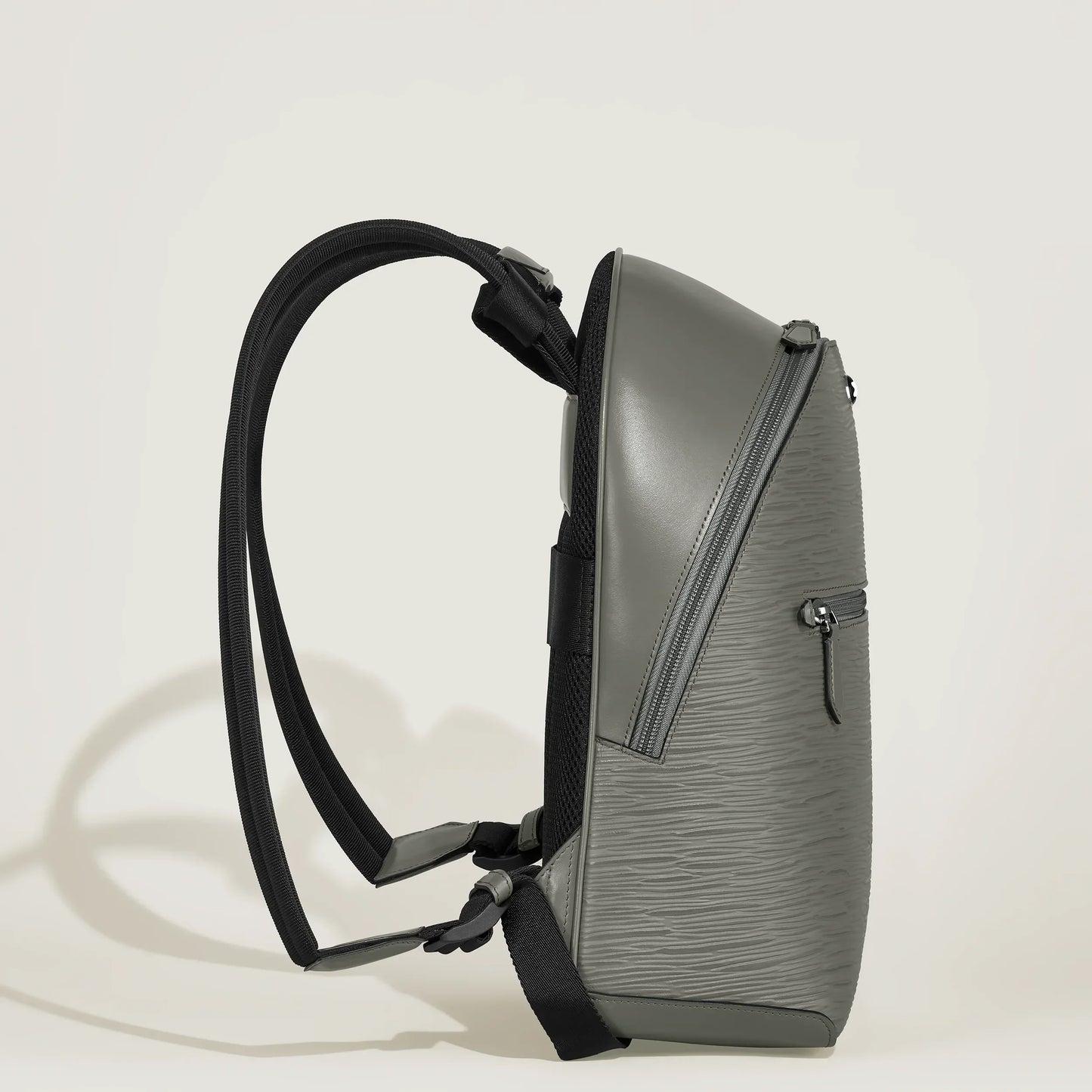 Montblanc zaino mini in pelle grigio medio con texture e dettagli neri per un uso elegante e pratico